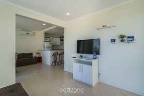 Living area - Beachfront Condominium w/ Pool in Morro das Pedras - Pros (Florianópolis)