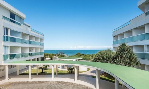 Beachfront Condominium w/ Pool in Morro das Pedras - Pros
