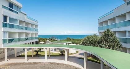 Beachfront Condominium w/ Pool in Morro das Pedras - Pros