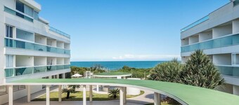 Beachfront Condominium w/ Pool in Morro das Pedras - Pros
