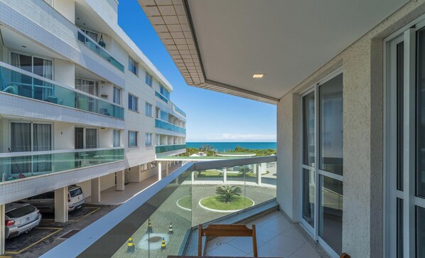 Basic Apartment | Outdoor dining - Beachfront Condominium w/ Pool in Morro das Pedras - Pros (Florianópolis)