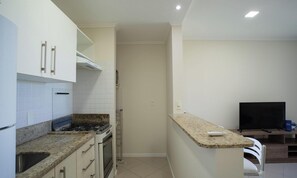 Private kitchen - Beachfront Condominium w/ Pool in Morro das Pedras - Pros (Florianópolis)