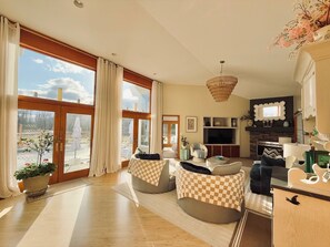 Smart TV - Pool House with Private Creek, Fire Pit, Outdoor Dining + Modern Design (Saugerties)