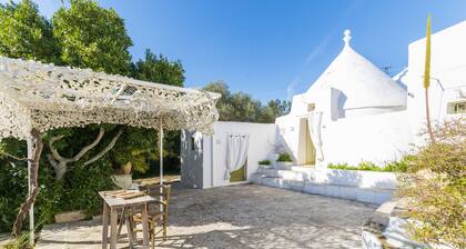 Intimate trullo with little pool and garden