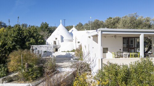 Intimate trullo with little pool and garden