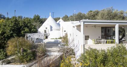 Intimate trullo with little pool and garden