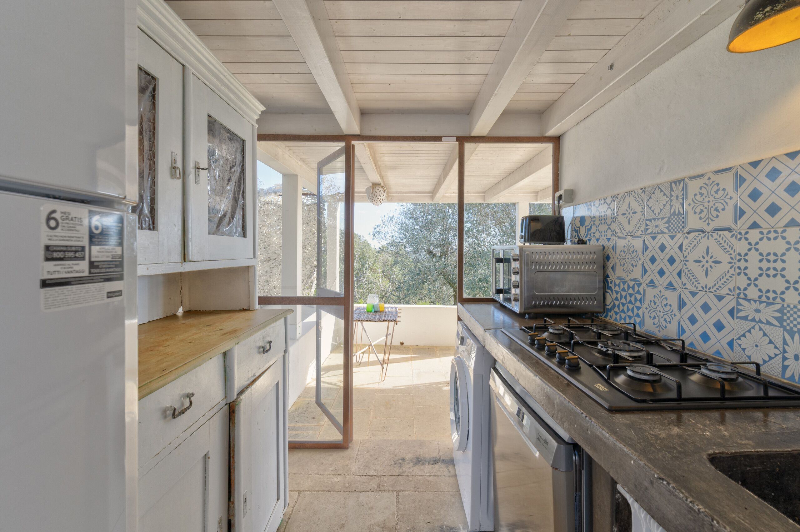 Fridge, oven, dishwasher, coffee/tea maker