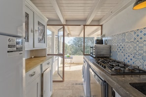 Fridge, oven, dishwasher, coffee/tea maker