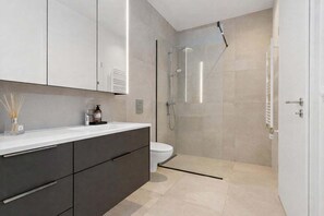 Shower, hair dryer, towels, soap - Modern Apartment in the City Area (Garðabær)