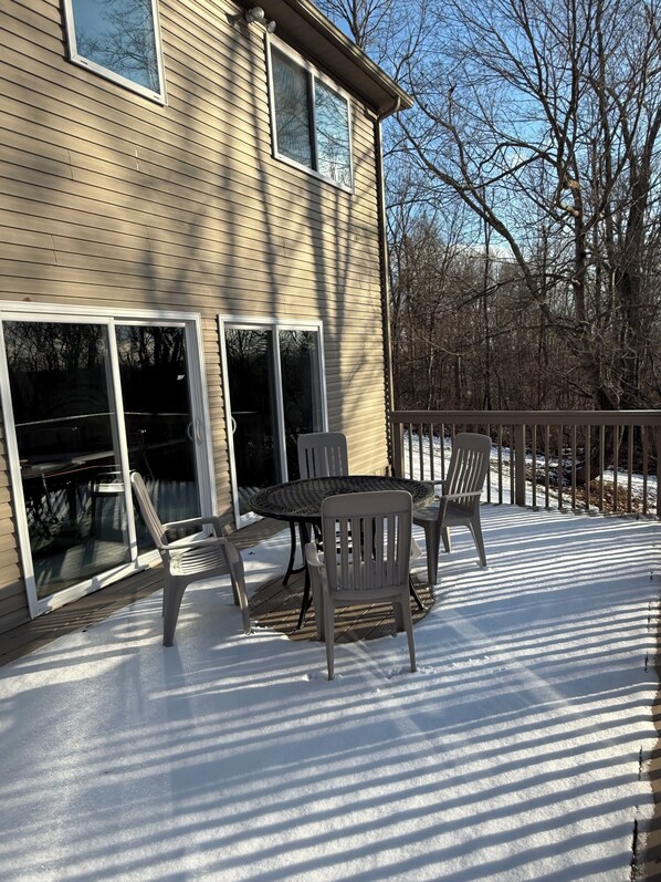 Outdoor dining - Relaxing 2-bedroom house on a back country road.
Private deck in wooded area. (Logan)