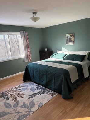 2 bedrooms, free WiFi, bed sheets - Relaxing 2-bedroom house on a back country road.
Private deck in wooded area. (Logan)