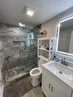 Shower, hair dryer, towels, soap - Canalfront 3 Bed 2 Bath Renovated House - Pet Friendly (Hudson)