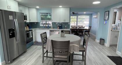 Canalfront 3 Bed 2 Bath Renovated House - Pet Friendly