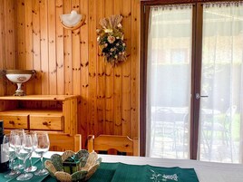 Apartamento, patio, vistas al jardín | Restauración