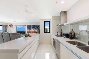 Fridge, microwave, oven, stovetop - Sunset Dreaming Skyline and Harbour Vista with Pool (Darwin)