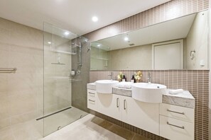 Hair dryer, towels - Sunset Dreaming Skyline and Harbour Vista with Pool (Darwin)
