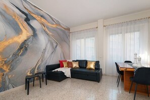 TV - Blonde Iris | Spacious Apartment near Piazza Mazzini (Roma)