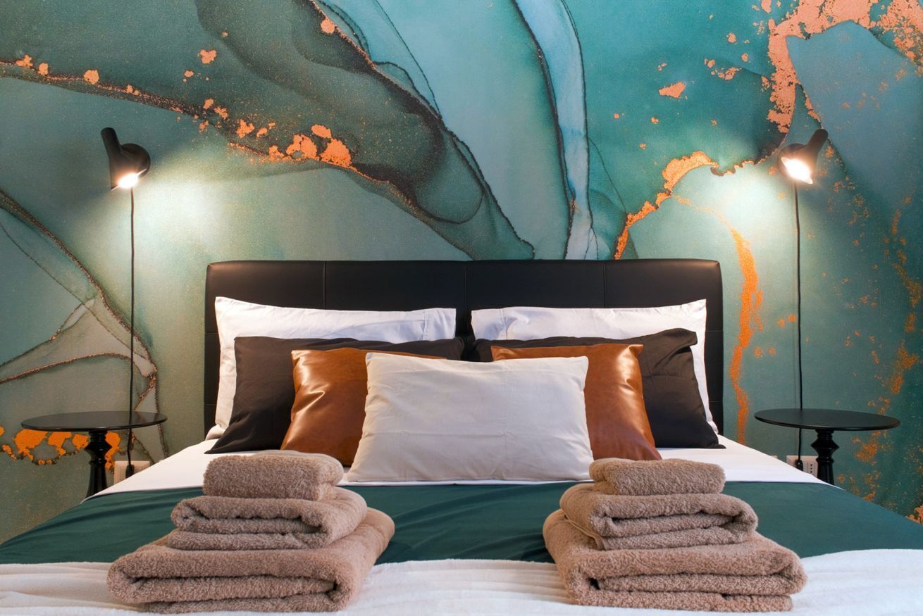 Skrivebord, strykejern/-brett og reiseseng for barn