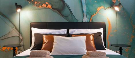 Skrivebord, strykejern/-brett og reiseseng for barn