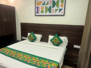 Chambre Double Classique, vue ville | Bureau, espace de travail pour ordinateur portable