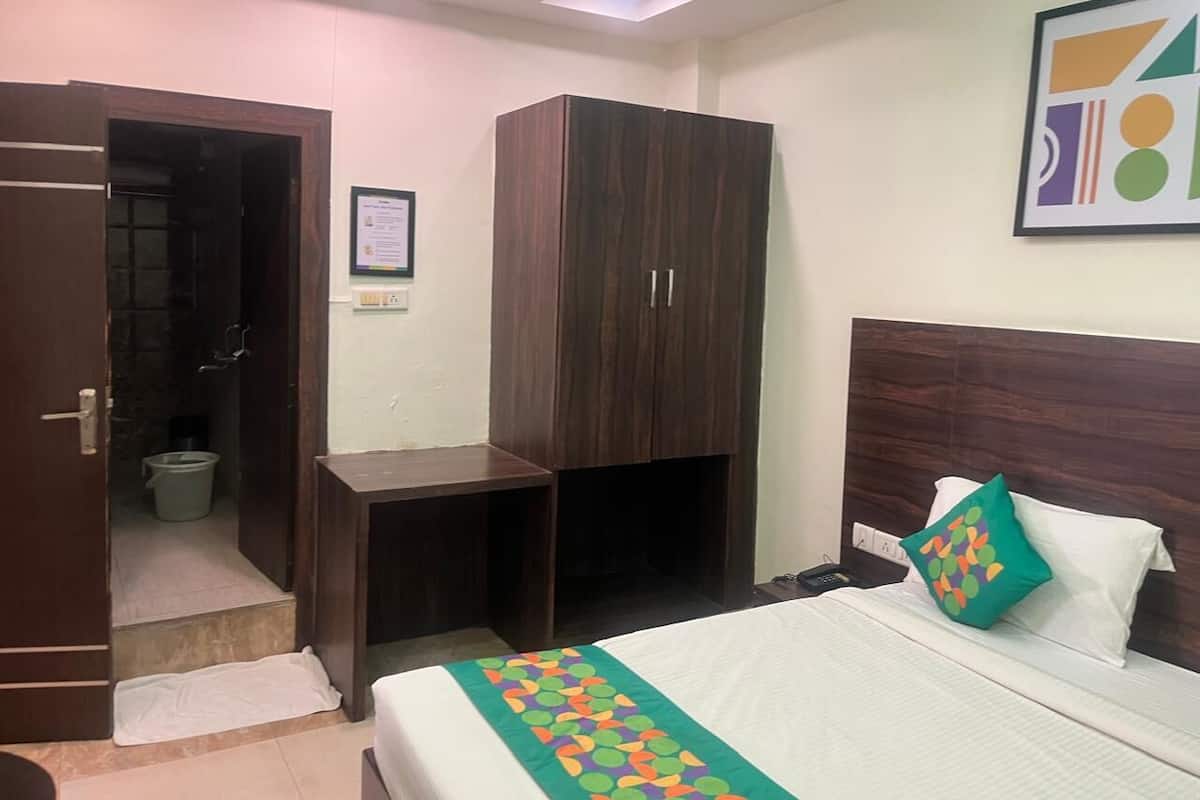 Chambre Double Classique, vue ville | Bureau, espace de travail pour ordinateur portable