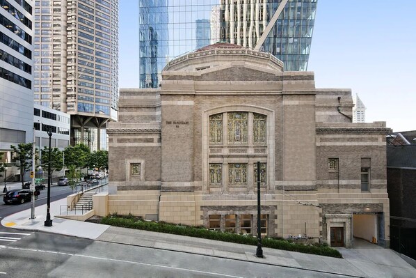 Un edificio histórico con una entrada abovedada destacada y una cúpula.