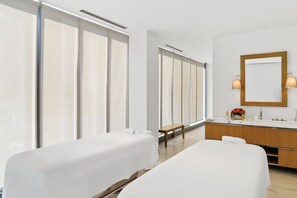 Spa - Premier King Suite w/ Spa Access & City Views (Seattle)