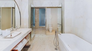 Hair dryer, towels - Premier Queen Suite w/ Spa Access & City Views (Seattle)