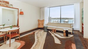 TV - Premier Queen Suite w/ Spa Access & City Views (Seattle)