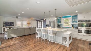 Four à micro-ondes, un four, surface de cuisson, lave-vaisselle