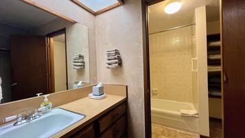 Serviettes fournies, savon, papier toilette