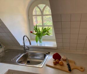 Kühlschrank, Ofen, Geschirrspüler, Wasserkocher mit Kaffee-/Teezubehör