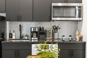 Private kitchen - 2Beds/2 Baths, Near Reunion & Aquarium, Free Parking (Dallas)