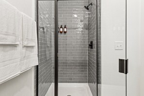 Shower, hair dryer, towels, soap - 2Beds/2 Baths, Near Reunion & Aquarium, Free Parking (Dallas)