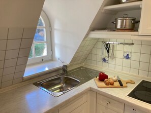 Kühlschrank, Ofen, Geschirrspüler, Wasserkocher mit Kaffee-/Teezubehör