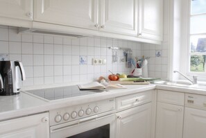 Wasserkocher mit Kaffee-/Teezubehör, Kühlschrank, Ofen, Geschirrspüler