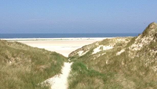 A coastal path leading to a beach with dunes and a clear sky. - Large Fiete vacation apartment (Wittdün)