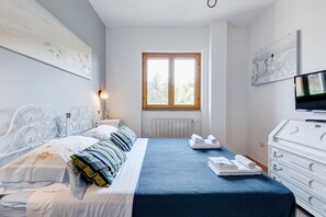 2 Schlafzimmer, Schreibtisch, Bügeleisen/Bügelbrett, Reisekinderbett