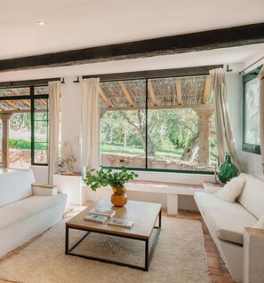 Living area - Casa Mediterranea - Peaceful stay in a Catalan masia, 7 minutes from the beach (Sant Pere de Ribes)