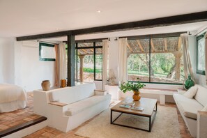 Living area - Casa Mediterranea - Peaceful stay in a Catalan masia, 7 minutes from the beach (Sant Pere de Ribes)