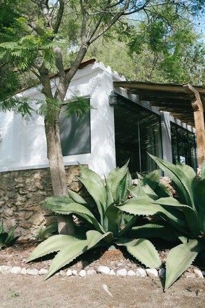 Exterior detail - Casa Mediterranea - Peaceful stay in a Catalan masia, 7 minutes from the beach (Sant Pere de Ribes)