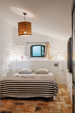 WiFi, bed sheets - Casa Mediterranea - Peaceful stay in a Catalan masia, 7 minutes from the beach (Sant Pere de Ribes)