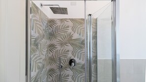 Regadera, secadora de cabello, bidet, toallas 