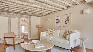 A living room with a sofa, armchair, coffee table, and a lamp. - Luxurious Apartment Place Vendome - Rue de la Paix (Paris)
