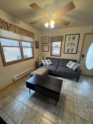 Living area - Cozy 1-bedroom house in the woods of beautiful Martinsville (Martinsville)