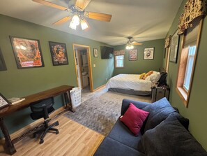 Iron/ironing board, WiFi, bed sheets - Cozy 1-bedroom house in the woods of beautiful Martinsville (Martinsville)