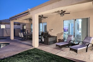 Outdoor dining - Beautiful 3-bed, 2-bath home featuring a private pool and an excellent location. (Phoenix)