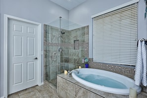 Jetted bath, hair dryer, towels, soap - Beautiful 3-bed, 2-bath home featuring a private pool and an excellent location. (Phoenix)