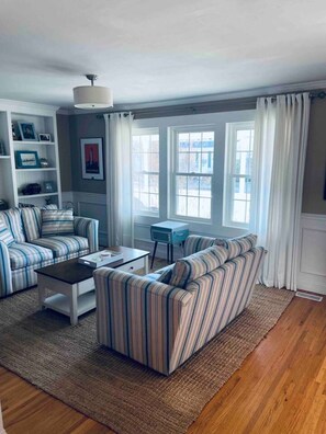 Living area - Wonderful 4-bedroom house in Margate City/ Summer Rental (Margate City)
