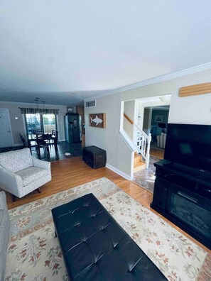 Living area - Wonderful 4-bedroom house in Margate City/ Summer Rental (Margate City)